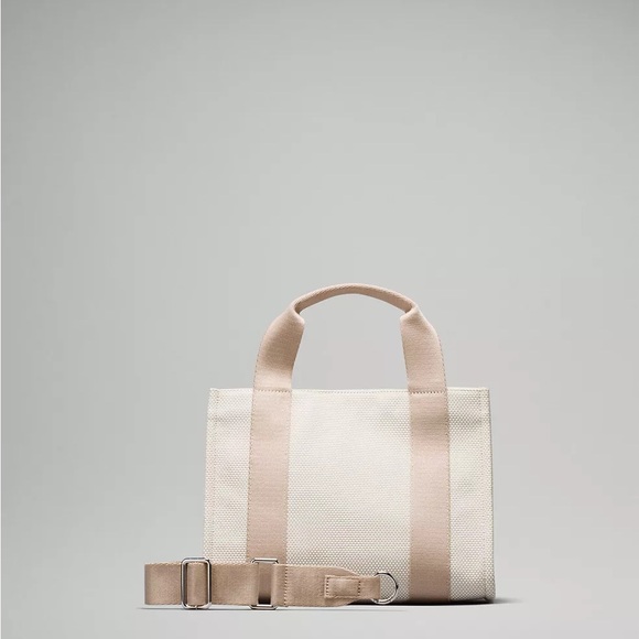 Lululemon Two-Tone Canvas Tote Bag
Mini 4.5L- Mojave Tan/Light Ivory - Picture 3 of 6